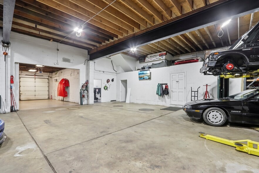More Photos Of 9205 S Chicago Rd, Oak Creek Auto Repair For Sale