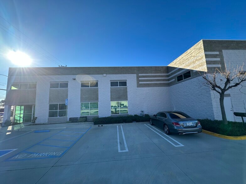 More Photos Of 7655 Kester Ave, Van Nuys Warehouse For Lease