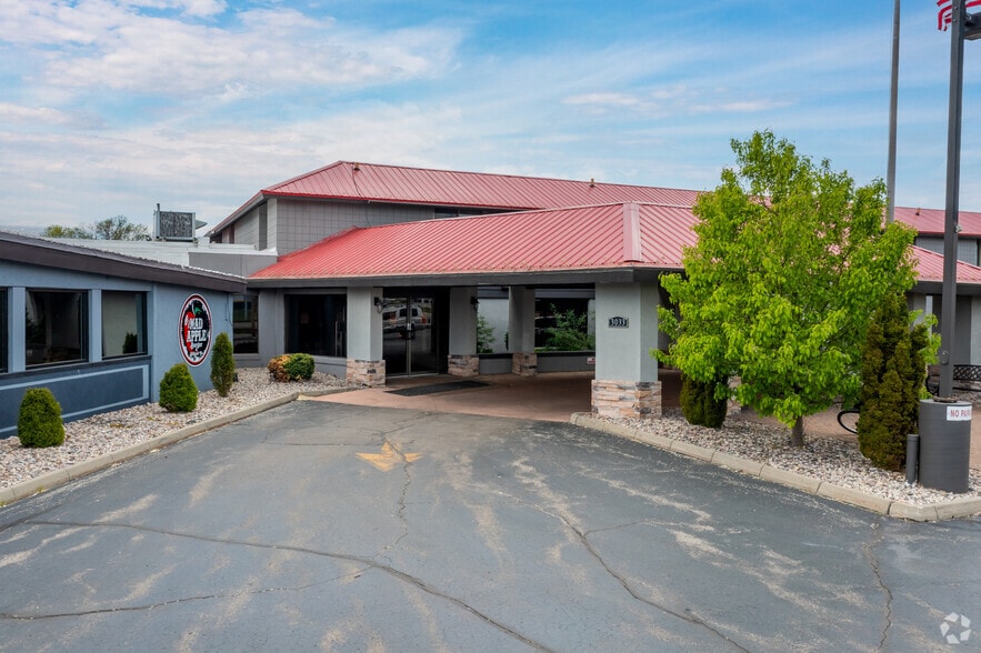 More Photos Of 3033 W College Ave, Appleton Hotel For Sale