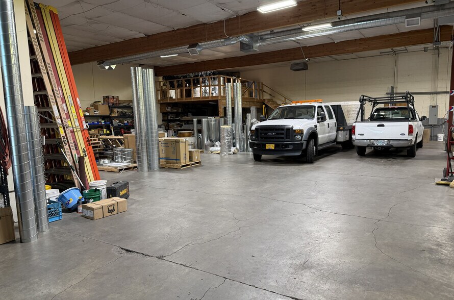 More Photos Of 711 SE Stark St, Portland Service For Lease