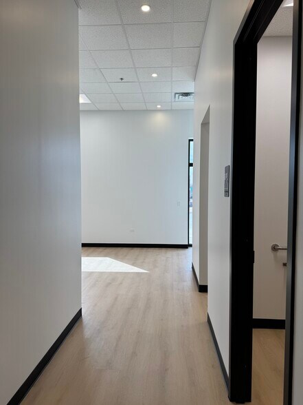 More Photos Of 205 E Morrissey Dr, Elkhorn Warehouse For Lease