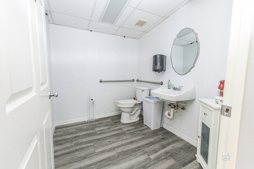 More Photos Of 700 N Main St, Wildwood Freestanding For Sale