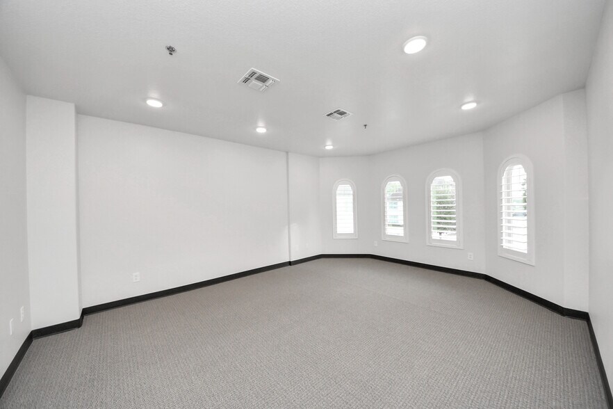 More Photos Of 6536 Greatwood Pky, Sugar Land Office For Sale