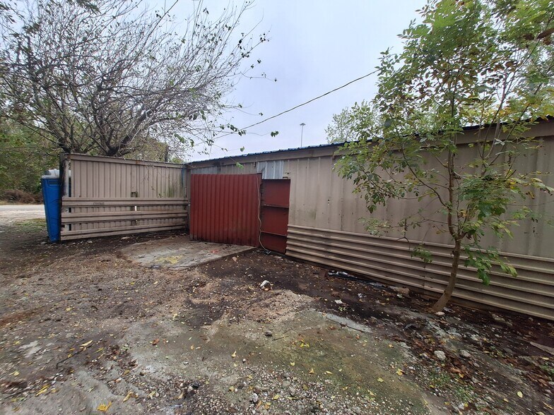 More Photos Of 2000 S Sam Houston Pky W, Houston Warehouse For Lease