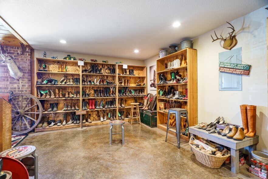 More Photos Of 2524 Carson St, Haltom City Storefront Retail Office For Sale