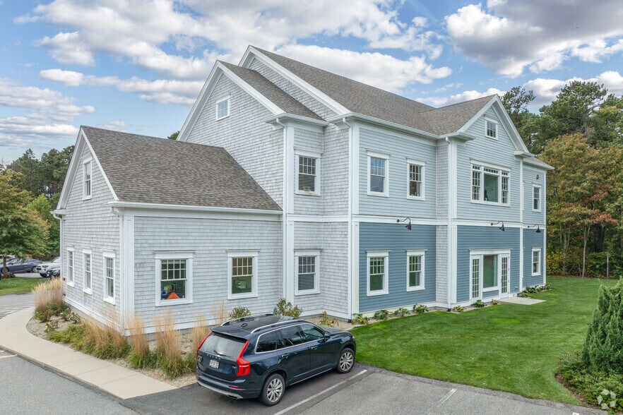 More Photos Of 1555 Iyannough Rd, Hyannis Office For Lease