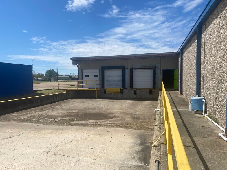 More Photos Of 302 Klaby Meaux Rd, Kaplan Distribution For Lease