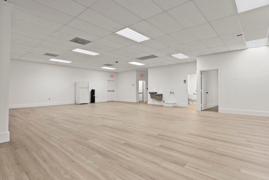 More Photos Of 2000 N Federal Hwy, Delray Beach General Retail For Lease