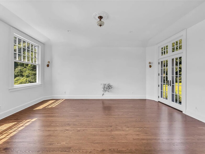 More Photos Of 158 E Shore Rd, Halesite Specialty For Sale