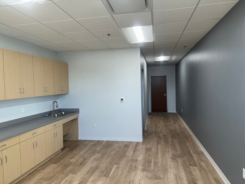 More Photos Of 14327 Gillis Rd, Dallas Distribution For Lease