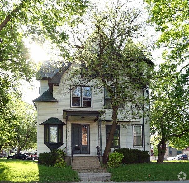More Photos Of 924 S 19th St, Milwaukee Apartments For Sale