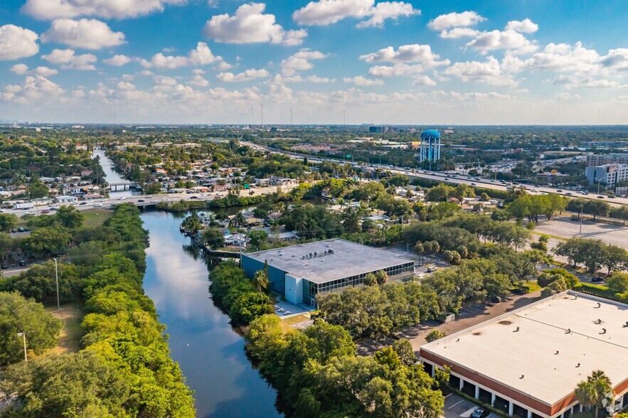 More Photos Of 300 Oakwood Ln, Hollywood Flex For Sale