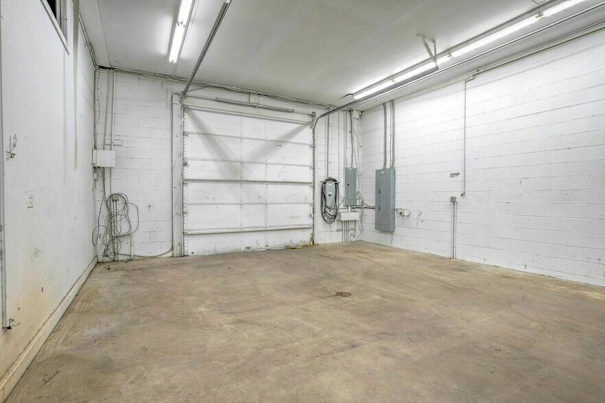 More Photos Of 43956 Commerce Ave, Hollywood Industrial For Lease