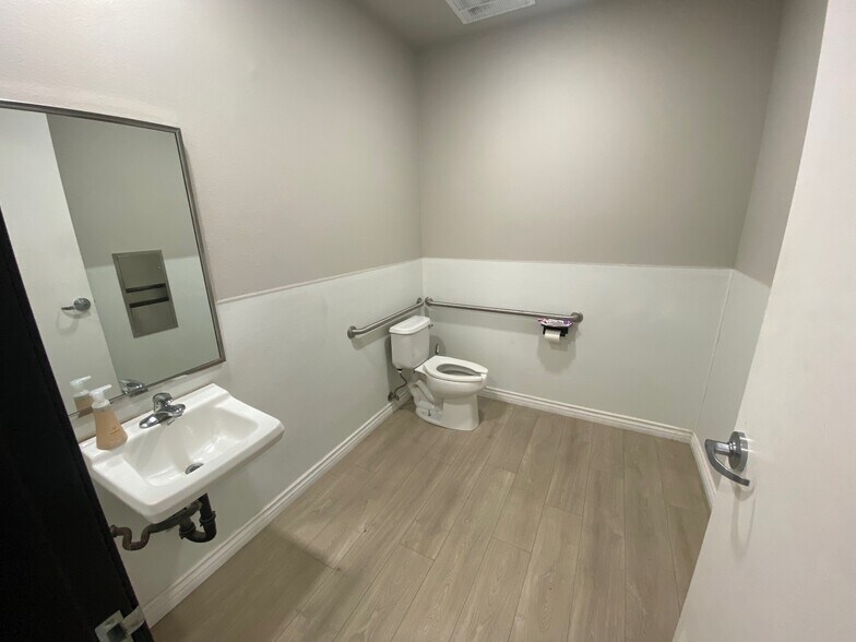 More Photos Of 18451 Collier St, Lake Elsinore Showroom For Lease