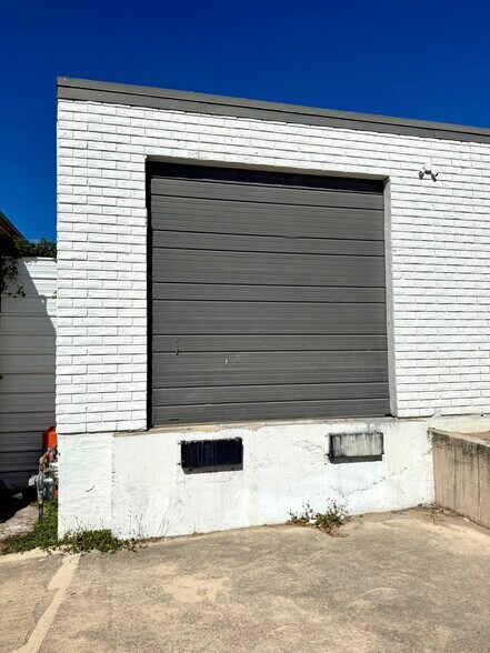More Photos Of 5501-5505 Brewster St, San Antonio Warehouse For Lease