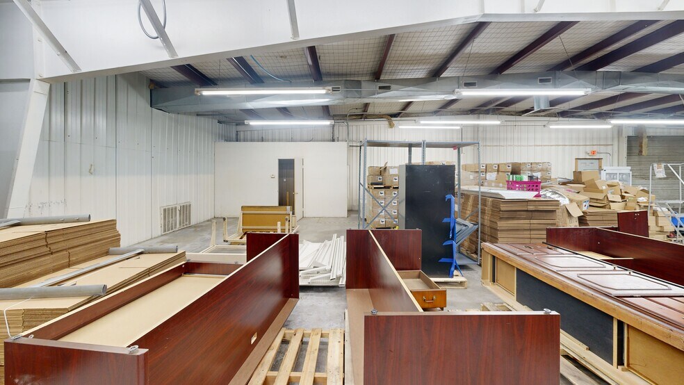 More Photos Of 555 N 13th St, Rogers Warehouse For Lease