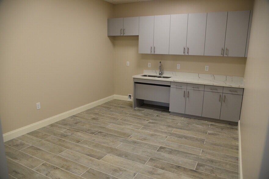 More Photos Of 17531 Roberts Rd, Hockley Unknown For Lease