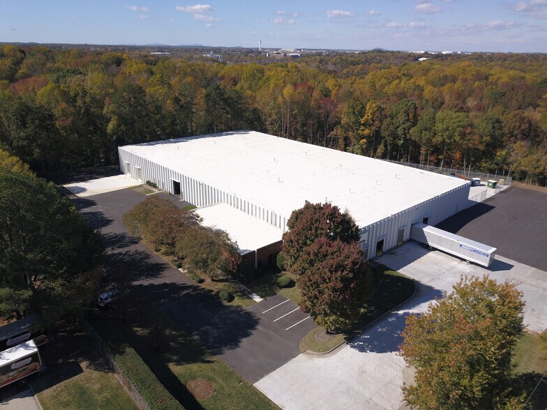 More Photos Of 1133 Pressley Rd, Charlotte Warehouse For Lease