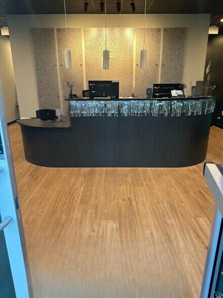 More Photos Of 852-884 E Tarpon Ave, Tarpon Springs General Retail For Lease