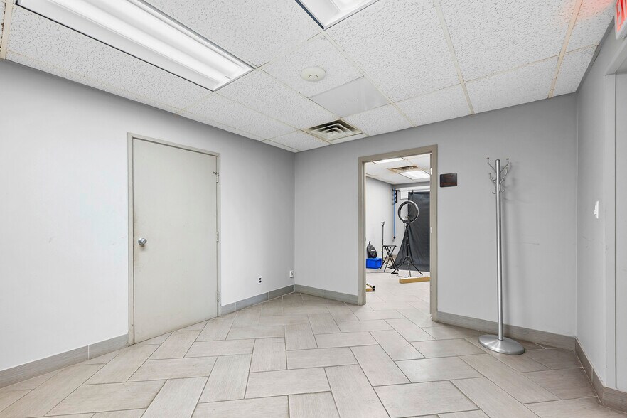 More Photos Of 2727 S Beech Daly Rd, Dearborn Heights Warehouse For Lease