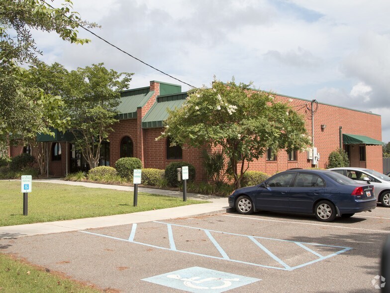 More Photos Of 472 Long Point Rd, Mount Pleasant Truck Terminal For Lease