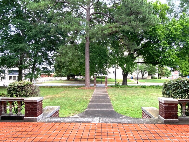 More Photos Of 219 N Broadway St, Tupelo General Retail For Lease