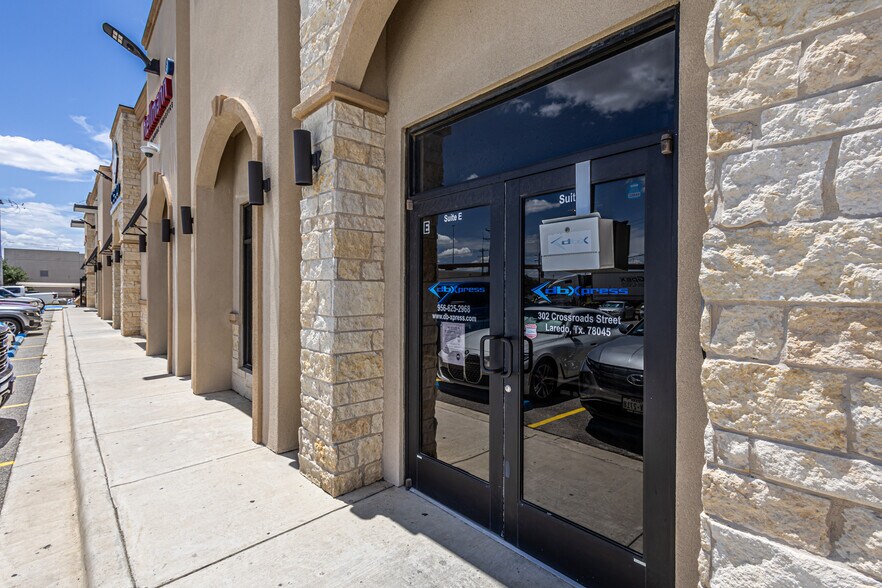 More Photos Of 302 Crossroads St, Laredo Office For Lease