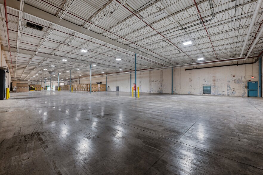 More Photos Of 32 Rabbit Trl, Edgefield Warehouse For Lease