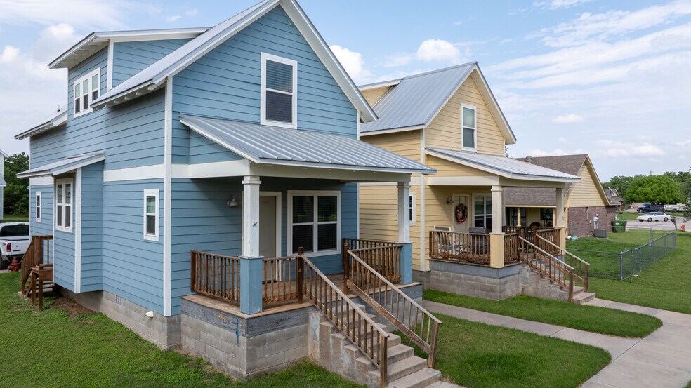 More Photos Of 1804 SW Barnard St, Glen Rose Apartments For Sale