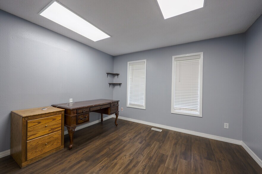 More Photos Of 601 S Broadway St, Grove Medical For Sale