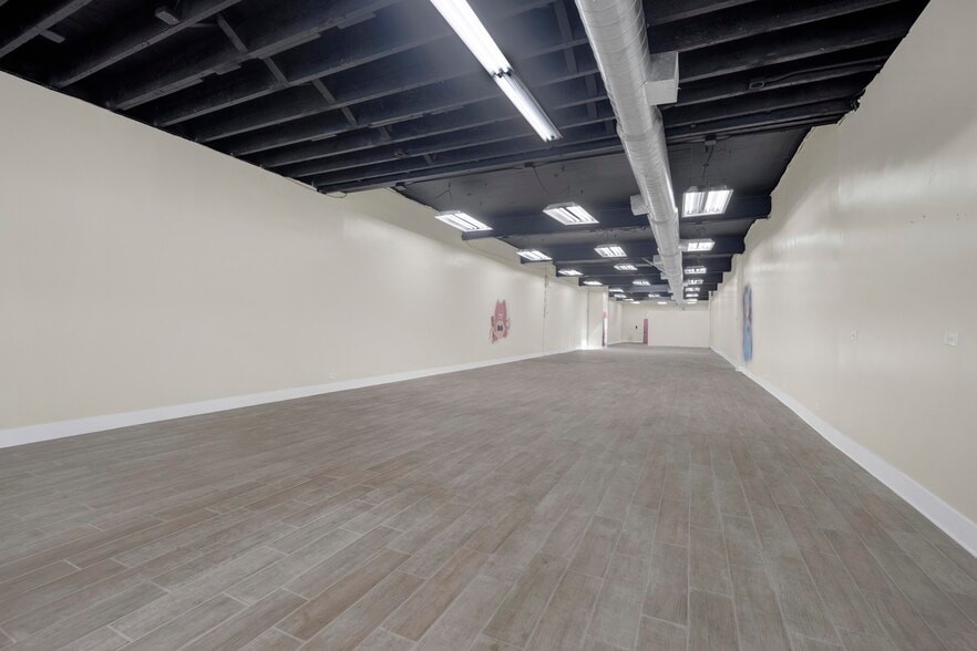 More Photos Of 7055 N Clark St, Chicago Storefront Retail Residential For Lease