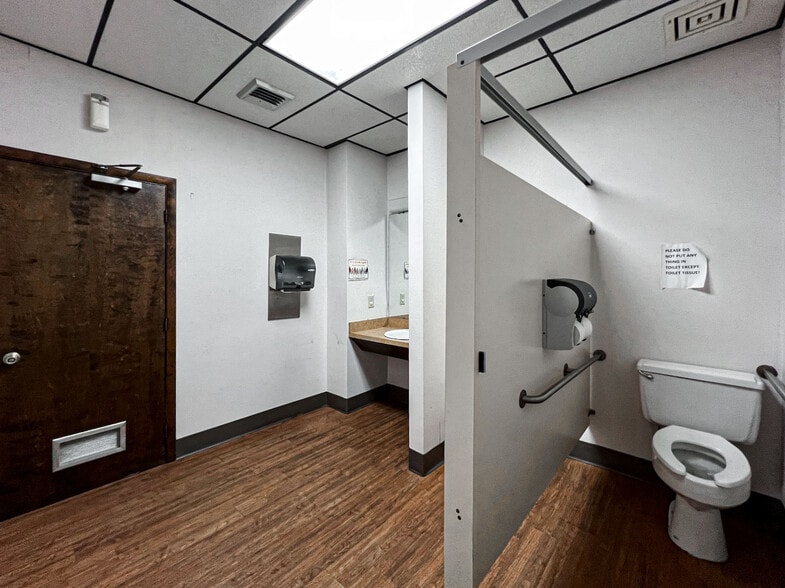More Photos Of 119 W Lowman St, Mullins Medical For Sale