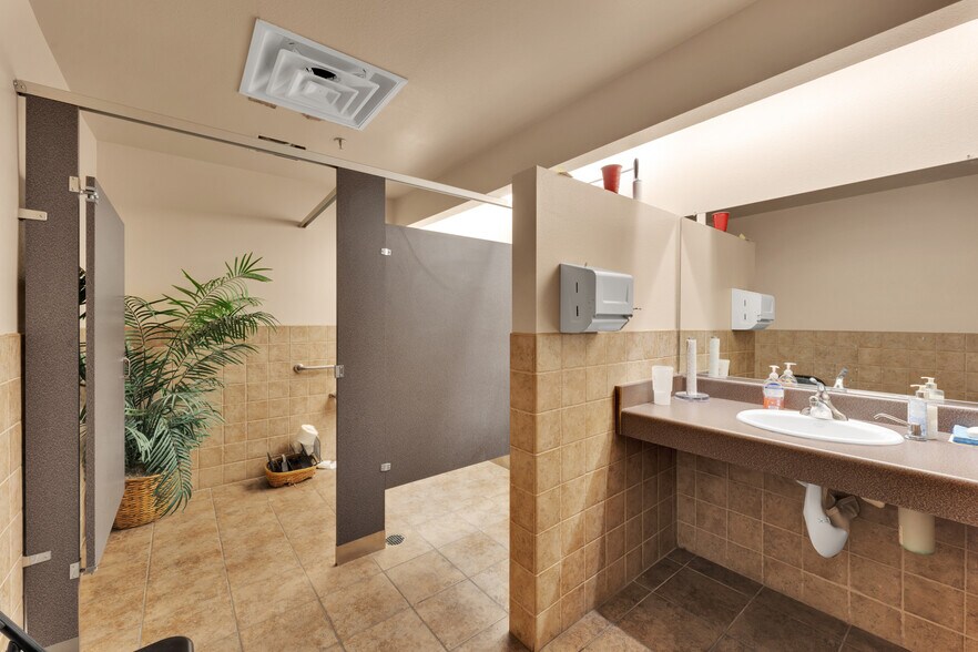 More Photos Of 1859-1863 Whitney Mesa Dr, Henderson Flex For Sale