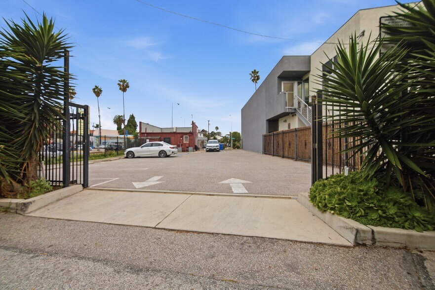 More Photos Of 13122 W Washington Blvd, Los Angeles Freestanding For Sale