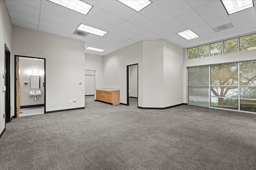 More Photos Of 6455 Lakeview Blvd, Lake Oswego Flex For Lease