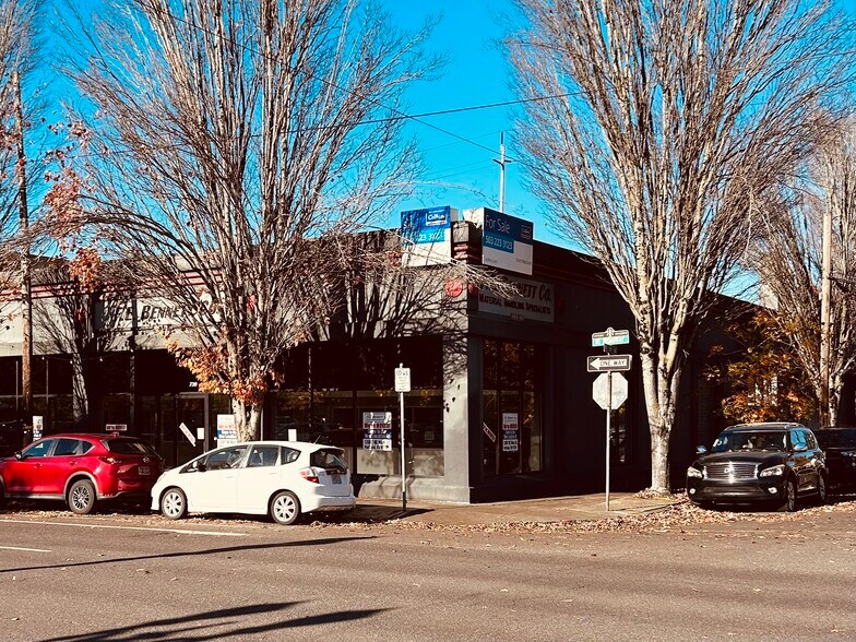 More Photos Of 739 NE Broadway St, Portland Showroom For Sale