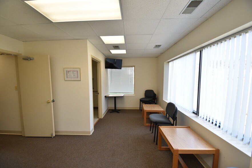 More Photos Of 7 Oak Ridge Rd, Newfoundland Office Residential For Lease