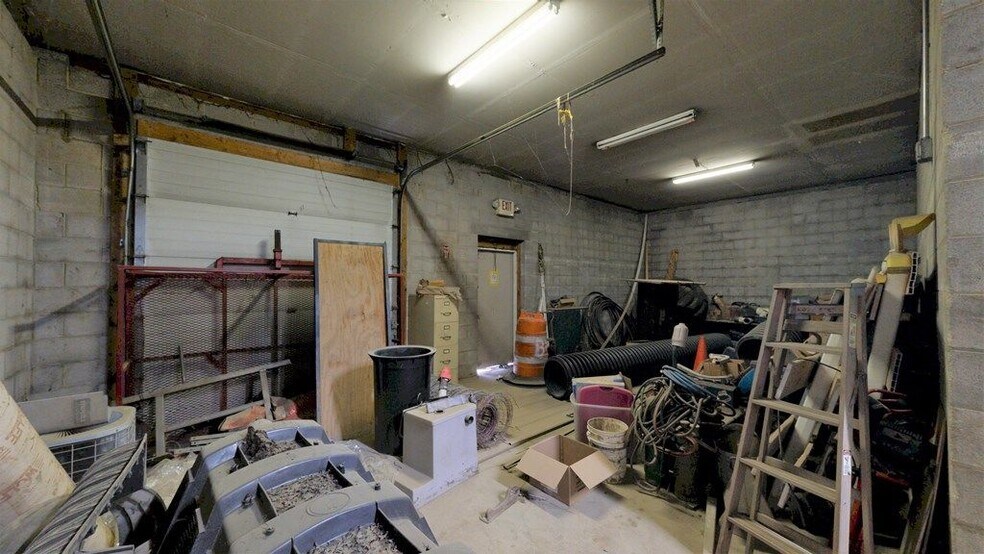 More Photos Of 401 Ashland Rd, Mansfield Freestanding For Sale