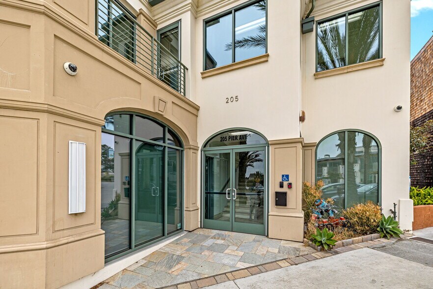 More Photos Of 205 Pier Ave, Hermosa Beach Office For Lease