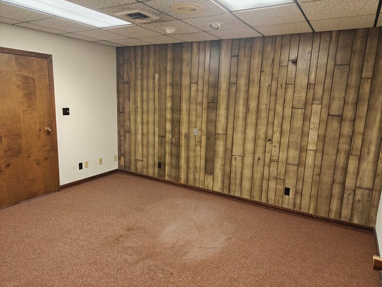 More Photos Of 208 1st St, McCook Office For Sale