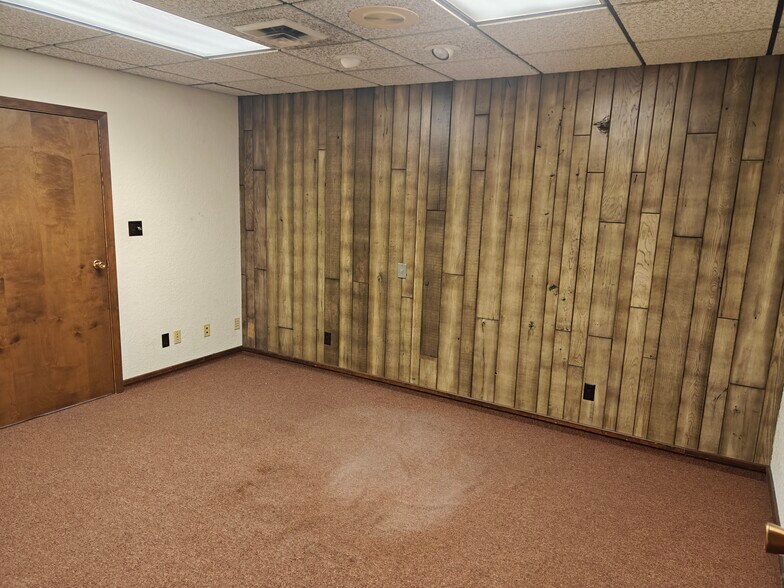 More Photos Of 208 E 1st St, McCook Office For Sale