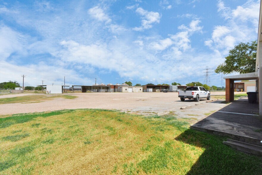 More Photos Of 1500 W Highway 6, Alvin Truck Terminal For Lease