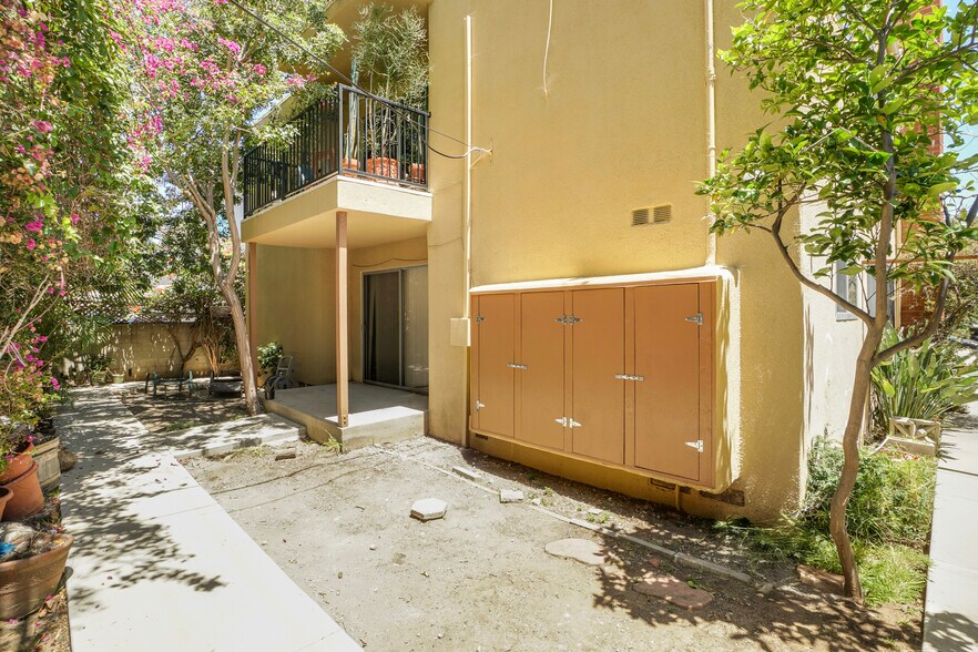 More Photos Of 11943 Kiowa Ave, Los Angeles Apartments For Sale