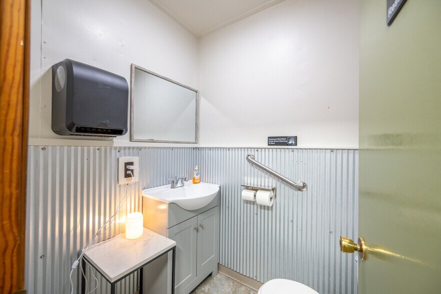 More Photos Of 2598 Tennessee Ave N, Parsons Storefront For Sale
