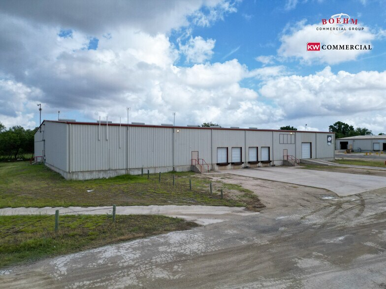 More Photos Of 100 Lupita Cir, Del Rio Distribution For Sale