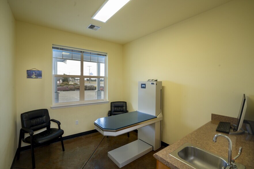 More Photos Of 660 N 7th Ave, Sequim Veterinarian Kennel For Sale