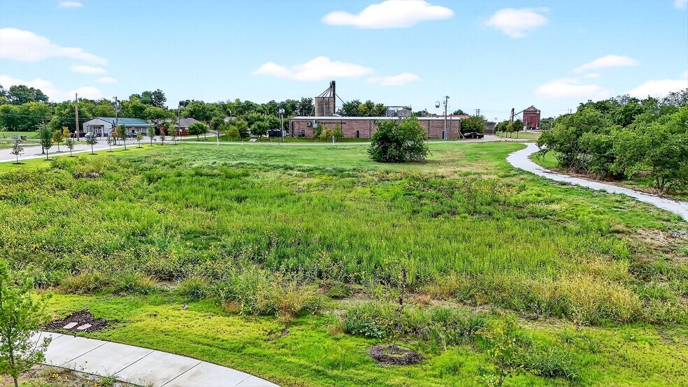 More Photos Of 512 N Oklahoma Dr, Celina Office For Sale