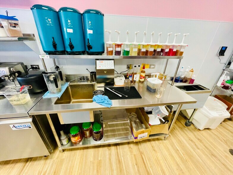 More Photos Of 3068 Kirchoff Rd, Rolling Meadows General Retail For Sale