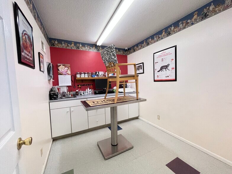 More Photos Of 1305 Black St, Pekin Flex For Sale