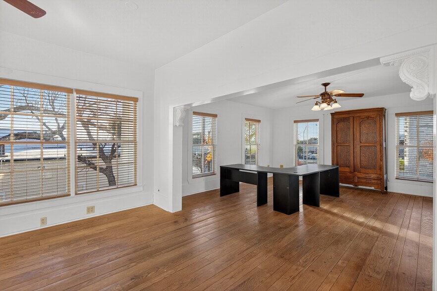 More Photos Of 119 Avenue G, Marble Falls Office For Sale